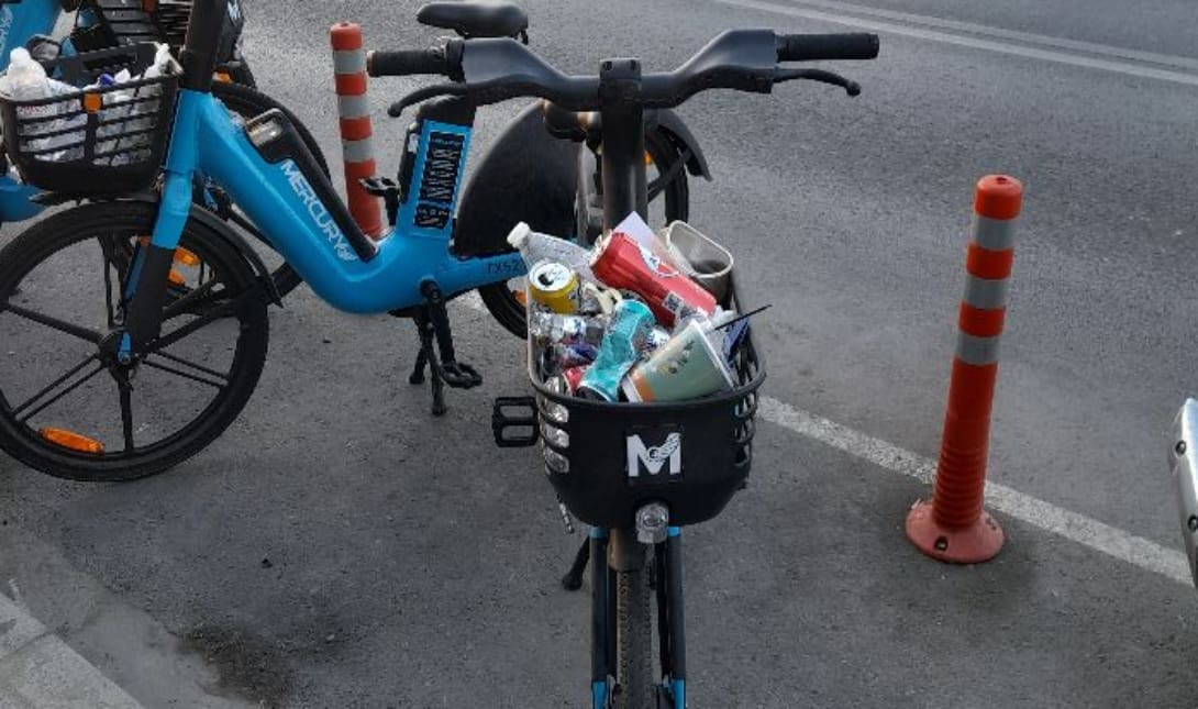 Πέταξαν τα σκουπίδια τους σε καλάθι... ηλεκτρικού ποδηλάτου!