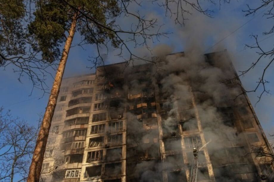 Λονδίνο και Βερολίνο καταδικάζουν την πολύνεκρη ρωσική επίθεση στην ουκρανική πόλη Πολτάβα