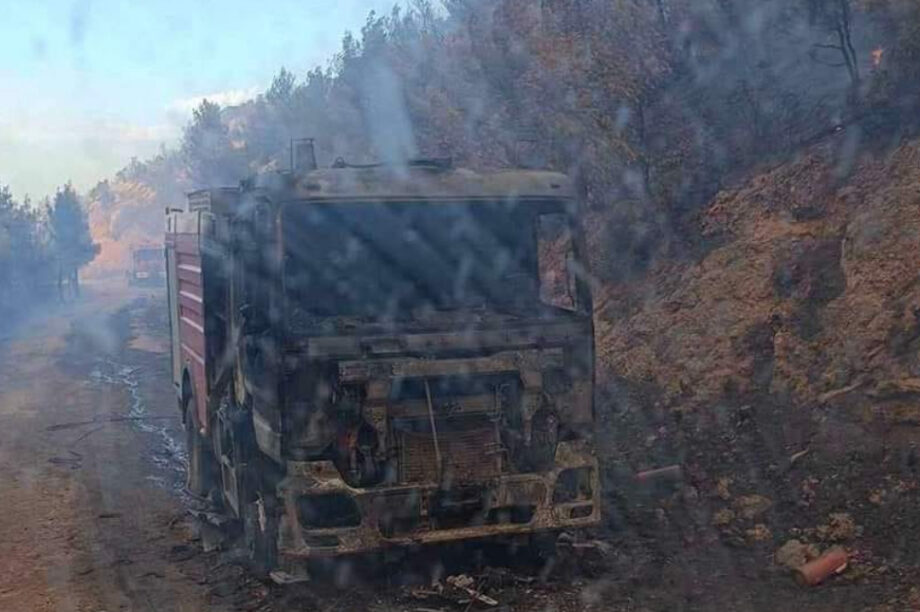 Εκτός ελέγχου το πύρινο μέτωπο: Κάηκε όχημα της πυροσβεστικής