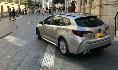 στάθμευση πάνω στην όδευση τυφλών
