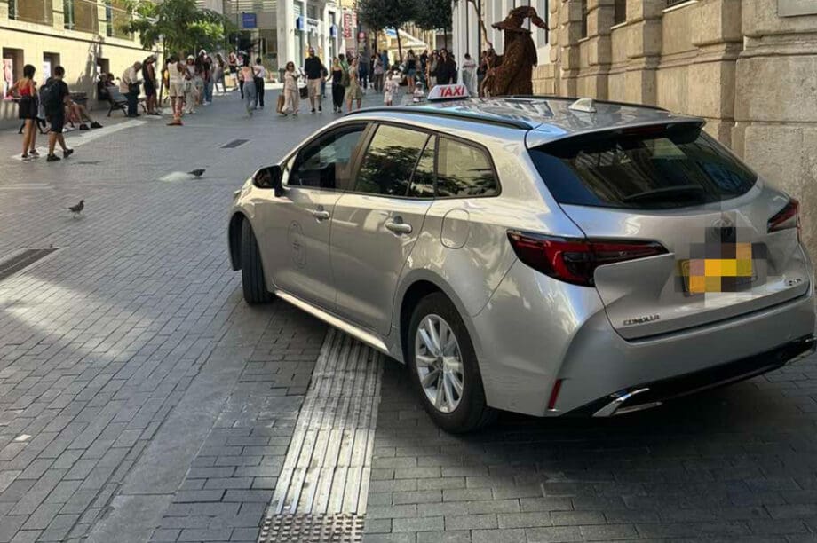 στάθμευση πάνω στην όδευση τυφλών