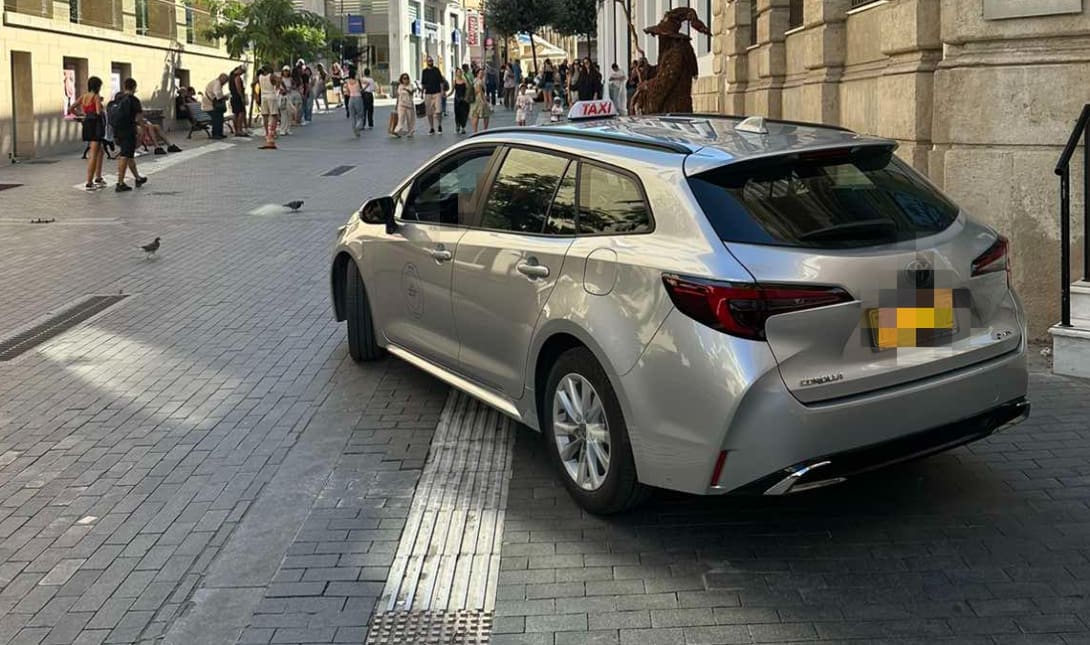στάθμευση πάνω στην όδευση τυφλών