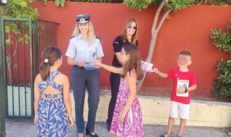 Κρήτη: Τροχονόμοι διένειμαν φυλλάδια σε γονείς και μαθητές Δημοτικών σχολείων