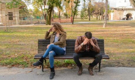 5 red flags που - σχεδόν - όλοι βλέπουν πολύ αργά σε μια σχέση
