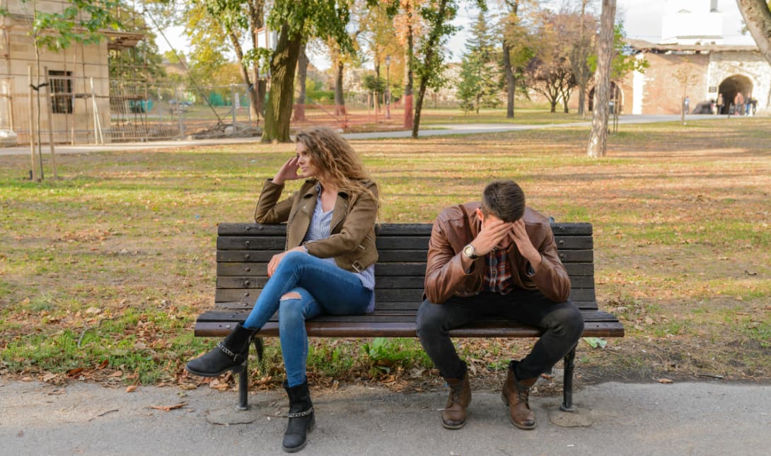 5 red flags που - σχεδόν - όλοι βλέπουν πολύ αργά σε μια σχέση
