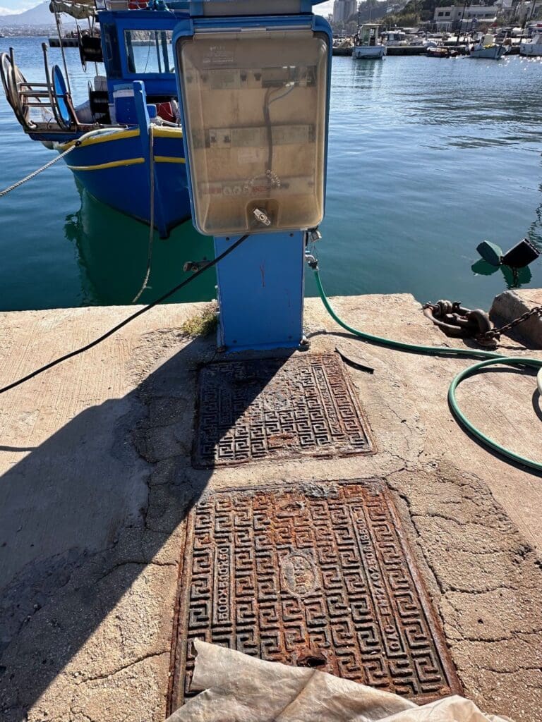 Αλιευτικό Παλαιά pillar και καπάκια φρεατίων