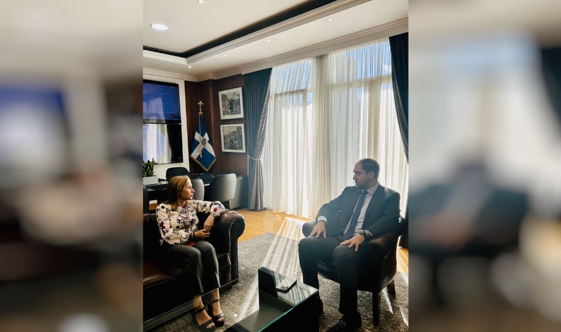 Με τον Υφυπουργό Εθνικής Άμυνας Γιάννη Κεφαλογιάννη συναντήθηκε σήμερα στο Πεντάγωνο η Γραμματέας της Αποκεντρωμένης Διοίκησης Κρήτης Μαρία Κοζυράκη, η οποία βρίσκεται στην Αθήνα για προγραμματισμένες συναντήσεις και συσκέψεις εργασίας σε Υπουργεία για κρατικά θέματα της Κρήτης που άπτονται του φορέα της Α.Δ. Ο Υφυπουργός ενημερώθηκε από τη Γραμματέα για ειδικότερα θέματα και υποθέσεις που αφορούν στις αρμοδιότητες της Αποκεντρωμένης Διοίκησης Κρήτης και βρίσκονται στο πεδίο ενδιαφέροντος και ευθύνης του Υπουργείου Εθνικής Άμυνας, ενώ επίσης συζητήθηκαν δράσεις συνεργασίας του Επιτελικού Κράτους σε τομείς παρέμβασης του Υπουργείου και σε ευρύτερο πεδίο στη γεωγραφική περιφέρεια της Κρήτης. Ο Υφυπουργός ΕΘ.Α. δήλωσε ότι σύντομα θα επισκεφθεί θεσμικά την επικεφαλής της Α.Δ. Κρήτης στο Ηράκλειο.