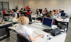 25.000 δημόσιοι υπάλληλοι θα πάρουν φέτος μπόνους μέχρι και 2.000 ευρώ με αξιολόγηση από την Τεχνητή Νοημοσύνη