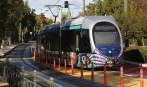 Πρωτοφανές περιστατικό στο Ελληνικό: Ανήλικοι πέταξαν ερωτικό βοήθημα σε επιβάτες στο τραμ