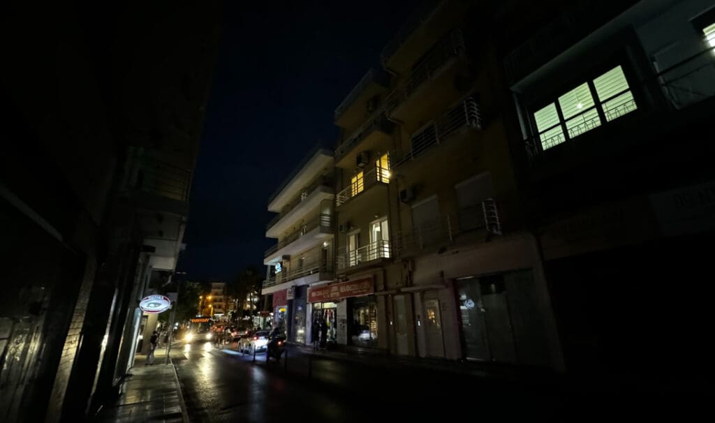 Βυθισμένες στο σκοτάδι πολλές περιοχές στο Ηράκλειο