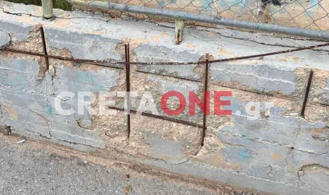 το γηπεδάκι μπάσκετ στην περιοχή της Κηπούπολης, το οποίο εμφανίζει σημαντικές φθορές. 