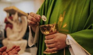 Τι ώρα κοινωνούν οι πιστοί το Μεγάλο Σάββατο – Όσα πρέπει να γνωρίζετε