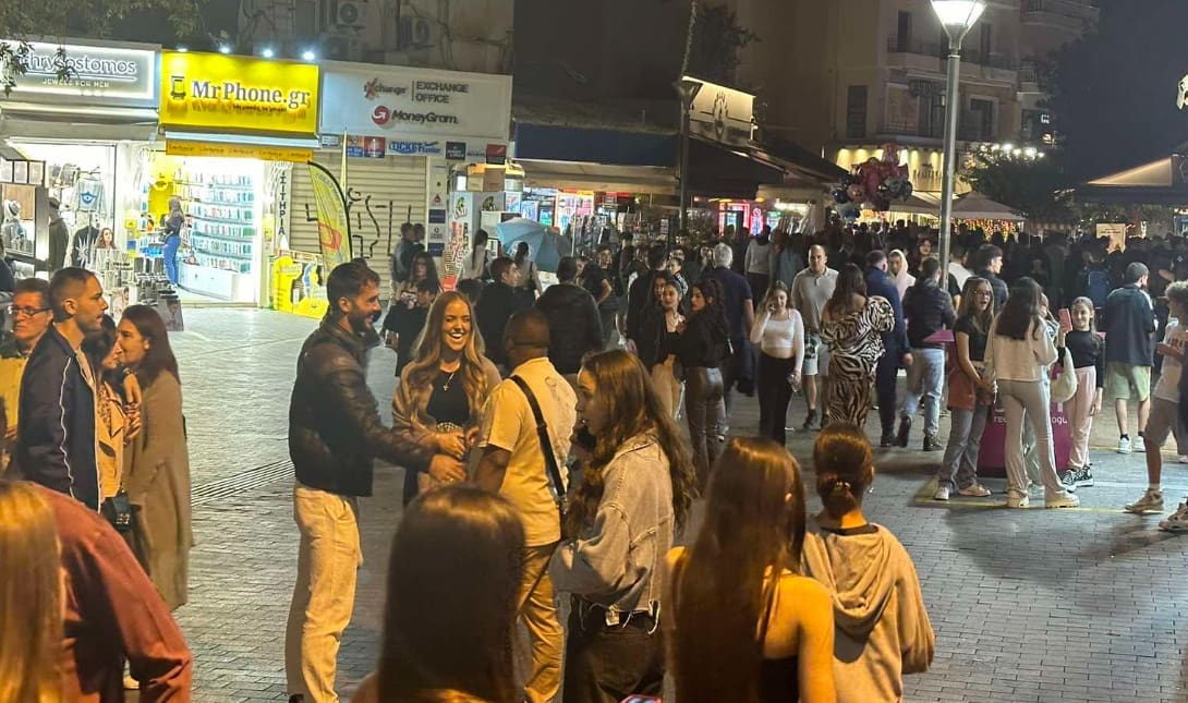 Σαββατόβραδο με πολύ κόσμο στο κέντρο και... ζακέτα