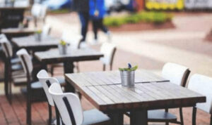 Αναστάτωση σε γνωστό καφέ του Ηρακλείου – Πελάτης επιτέθηκε σε σερβιτόρο