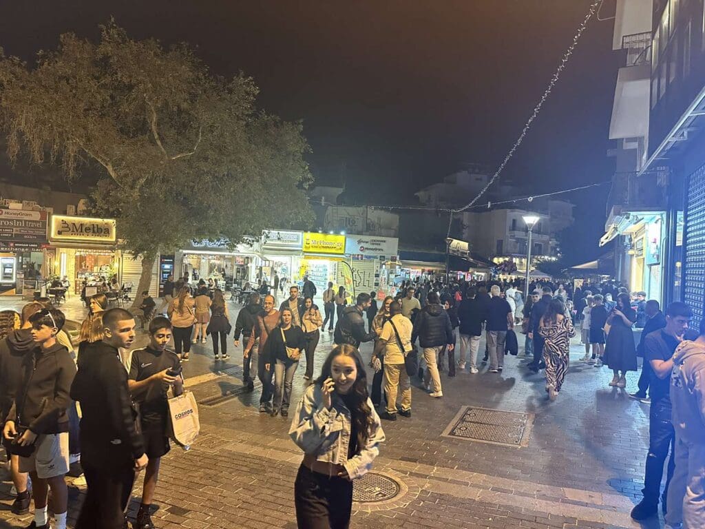 Σαββατόβραδο με πολύ κόσμο στο κέντρο και... ζακέτα