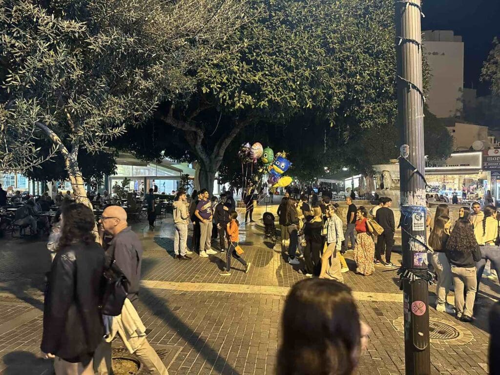 Σαββατόβραδο με πολύ κόσμο στο κέντρο και... ζακέτα