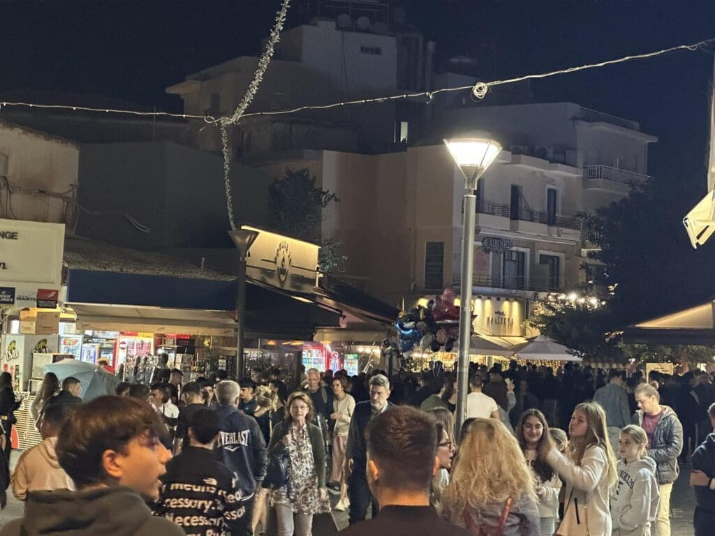 Σαββατόβραδο με πολύ κόσμο στο κέντρο και... ζακέτα
