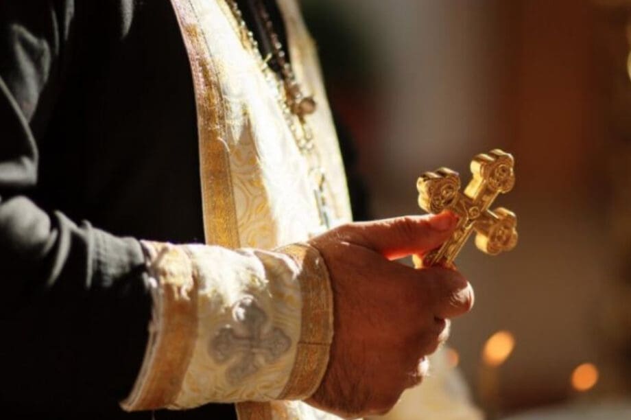 ΙΕΡΕΑΣ Ιερέας κατηγορείται ότι έκλεψε εικόνες, τιμαλφή και 140.000 ευρώ από εκκλησία