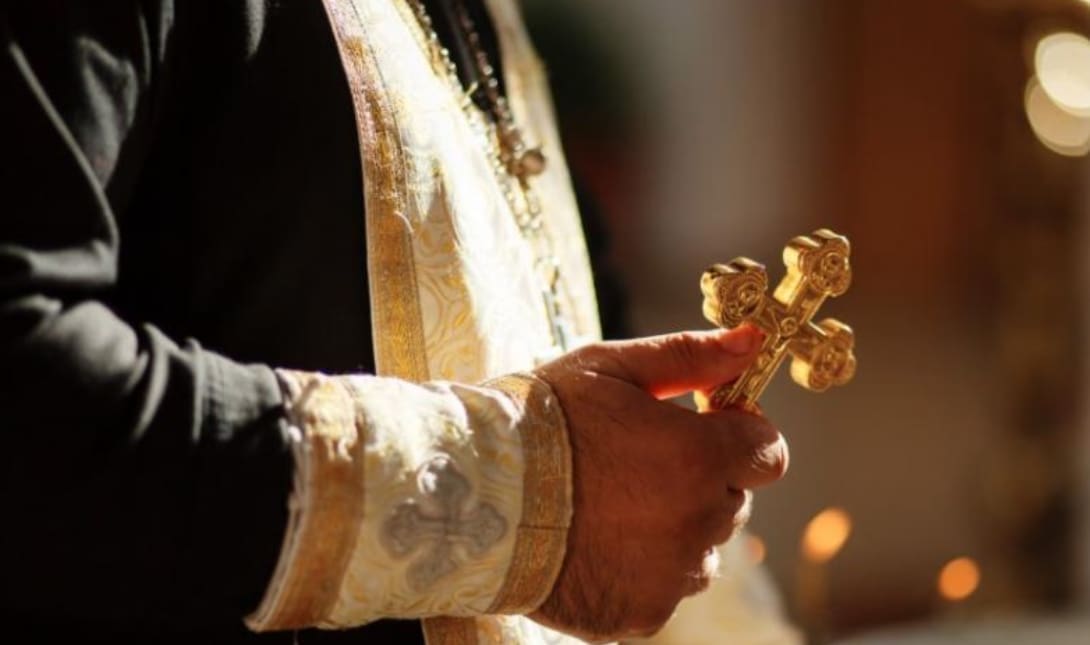 ΙΕΡΕΑΣ Ιερέας κατηγορείται ότι έκλεψε εικόνες, τιμαλφή και 140.000 ευρώ από εκκλησία