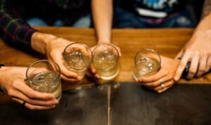 Ανάκληση παρτίδας πασίγνωστου ποτού – Κίνδυνος θραυσμάτων γυαλιού