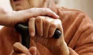 Άγρια επίθεση σε 83χρονη την ώρα που πήγαινε εκκλησία – Την έσερνε στον δρόμο για να της πάρει την τσάντα