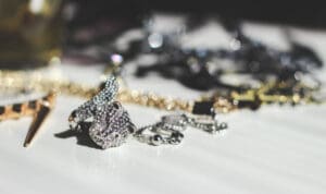 Σε άλλο επίπεδο οι απάτες στο Ηράκλειο: Η διαρροή στο ρεύμα που οδήγησε… στο «σούφρωμα» κοσμημάτων