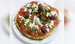 Ο Κρητικός ντάκος ανακηρύχθηκε η κορυφαία σαλάτα παγκοσμίως