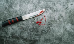 Άγρια συμπλοκή ανάμεσα σε δύο παρέες – Μαχαιρώθηκαν έξω από μπαρ και μεταφέρθηκαν στο νοσοκομείο