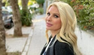 Ελένη Μενεγάκη με νάρθηκα στο δεξί χέρι: «Μια όμορφη μέρα μόλις ξεκίνησε»