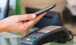POS και κάρτες: Η «έκρηξη» στις συναλλαγές φέρνει νέους κινδύνους