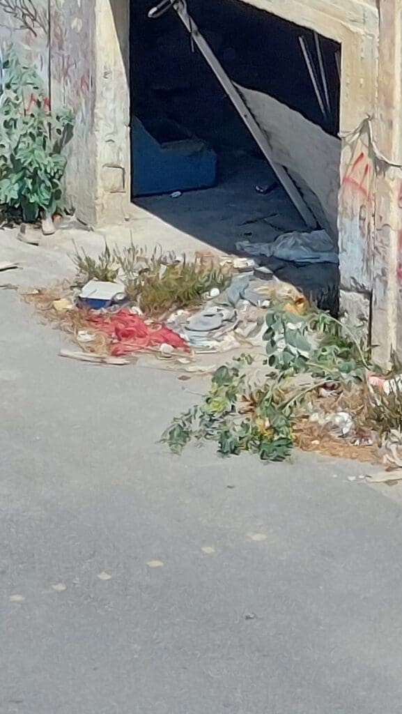 Οικόπεδο - χαβούζα δίπλα σε μαιευτήριο