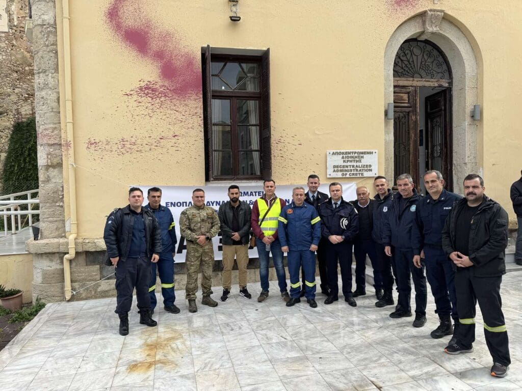 Η κινητοποίηση έγινε στα γραφεία της Αποκεντρωμένης Διοίκησης Κρήτης