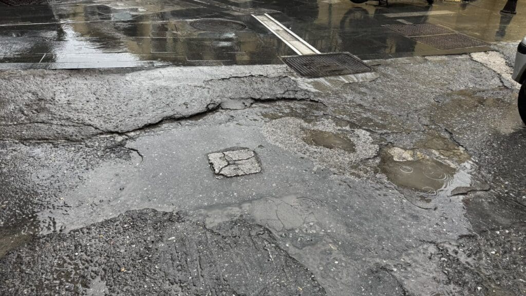 Σπάνε τα οχήματά τους στο διαλυμένο πλακόστρωτο