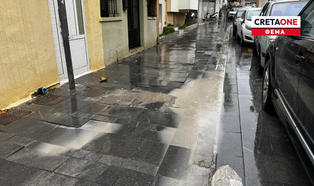 Σπάνε τα οχήματά τους στο διαλυμένο πλακόστρωτο