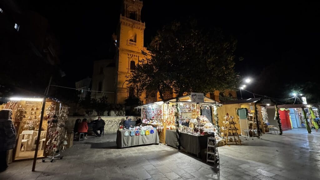 Την έντονη αντίδραση Οργανισμών και των εθελοντικών φορέων προκαλεί η απομάκρυνσή τους από την πλατεία Ελευθερίας.