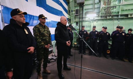 Εν πλω στη φρεγάτα Ύδρα ο υπουργός Εθνικής Άμυνας