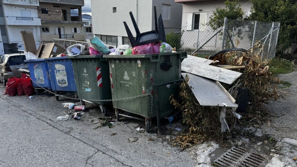 Ούτε οι άγιες ημέρες των Χριστουγέννων δεν πτοούν τους ασυνείδητους, που μετέτρεψαν την οδό Βορείου Ηπείρου σε ανεξέλεγκτη χωματερή.
