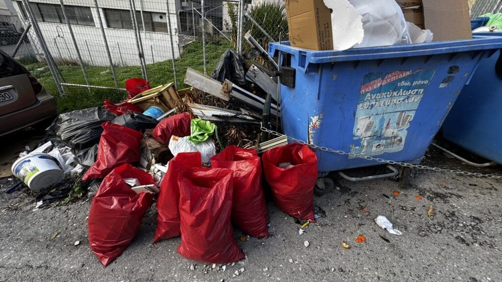 Ούτε οι άγιες ημέρες των Χριστουγέννων δεν πτοούν τους ασυνείδητους, που μετέτρεψαν την οδό Βορείου Ηπείρου σε ανεξέλεγκτη χωματερή.