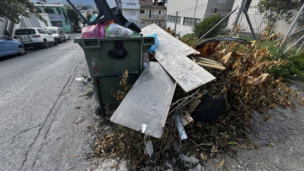 Ούτε οι άγιες ημέρες των Χριστουγέννων δεν πτοούν τους ασυνείδητους, που μετέτρεψαν την οδό Βορείου Ηπείρου σε ανεξέλεγκτη χωματερή.