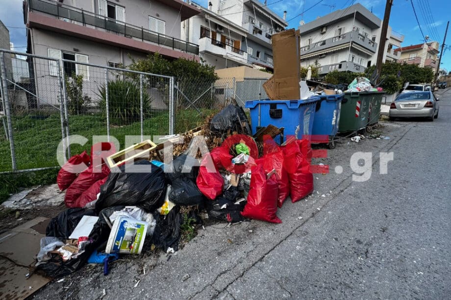 Ούτε οι άγιες ημέρες των Χριστουγέννων δεν πτοούν τους ασυνείδητους, που μετέτρεψαν την οδό Βορείου Ηπείρου σε ανεξέλεγκτη χωματερή.
