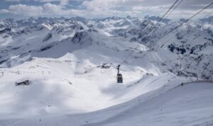 Συναγερμός στο χιονοδρομικό του Φαλακρού – Δεκάδες εγκλωβισμένοι, ανάμεσά τους και οικογένειες με παιδιά