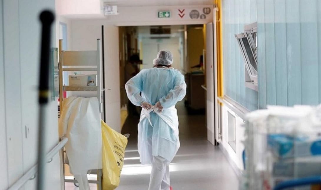 νοσοκομείο γιατρός νοσηλευτής μάσκες κορωνοϊός θάλαμος διάδρομος