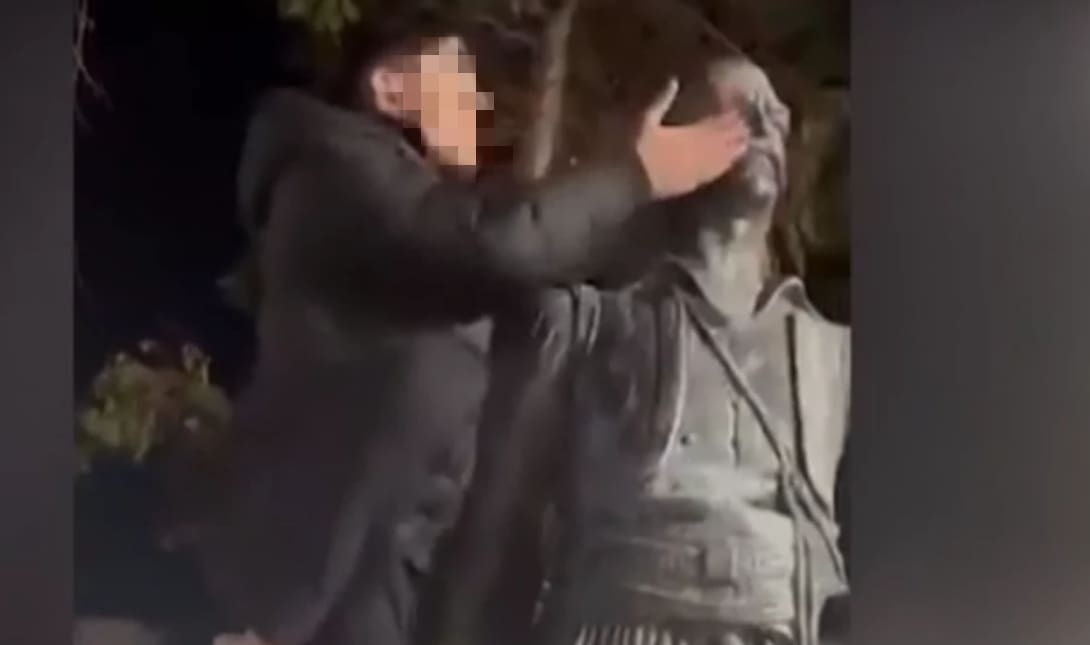 άγαλμα ρομά