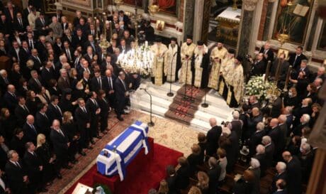 λιποθύμησε κηδεία Σημίτης