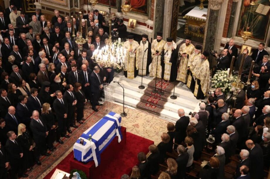λιποθύμησε κηδεία Σημίτης