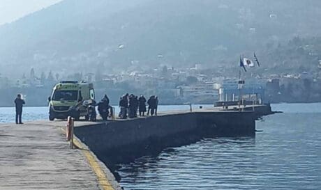 Ερασιτέχνης ψαράς έπεσε με το σκούτερ στη θάλασσα