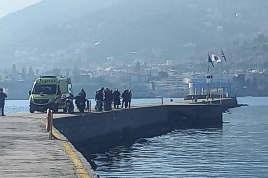 Ερασιτέχνης ψαράς έπεσε με το σκούτερ στη θάλασσα