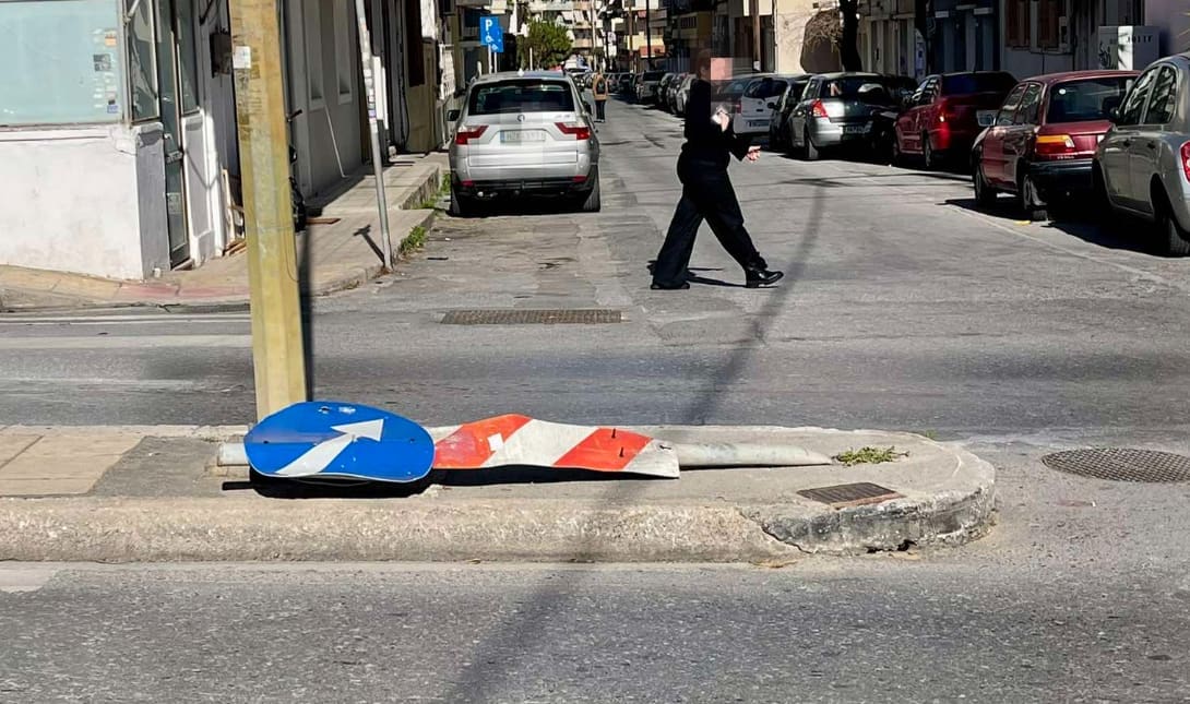 Σήμανση άλλοτε διαλυμένη και άλλοτε... κρυμμένη μέσα στα δέντρα.