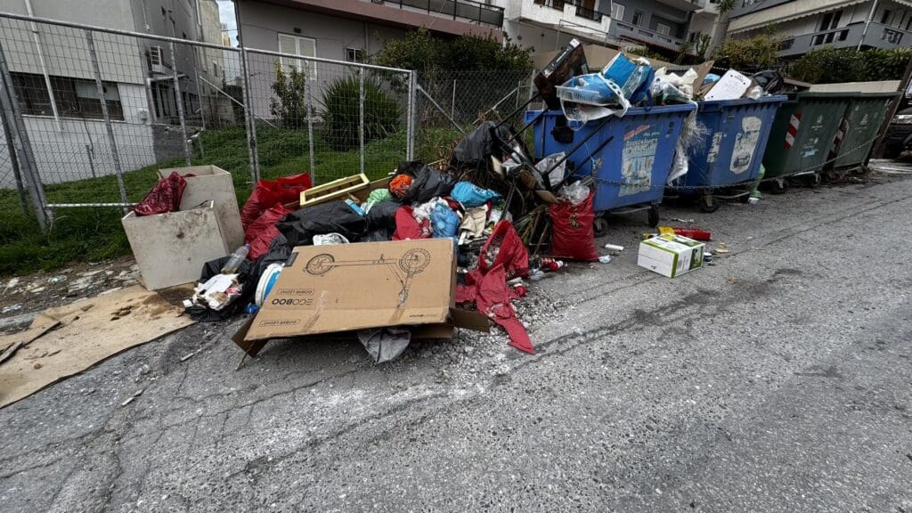 Χαβούζα με μπάζα και σκουπίδια δίπλα στις αυλές