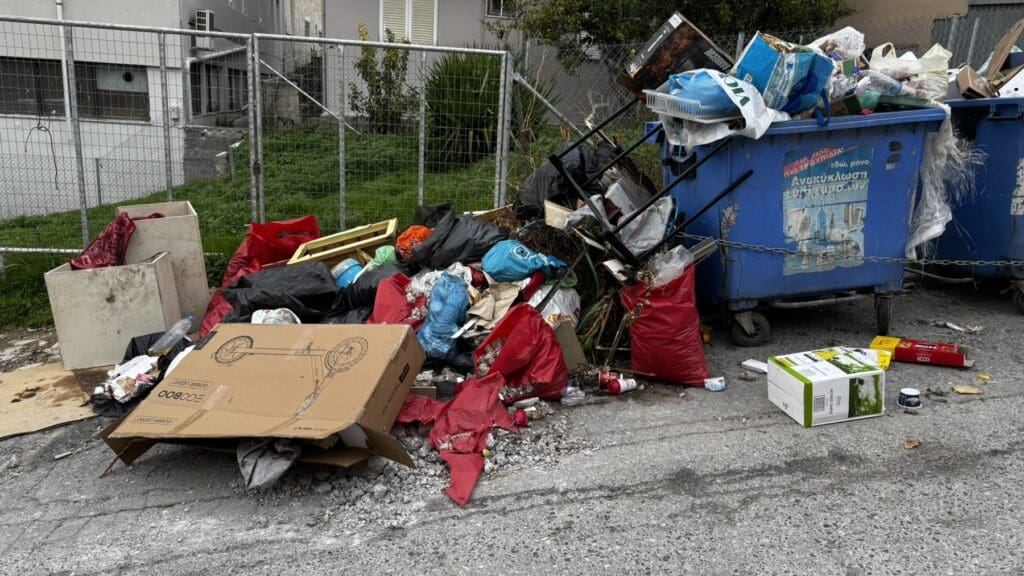 Χαβούζα με μπάζα και σκουπίδια δίπλα στις αυλές